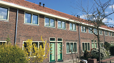 Steigers eerste blok Pieter de la Courtstraat al weg!